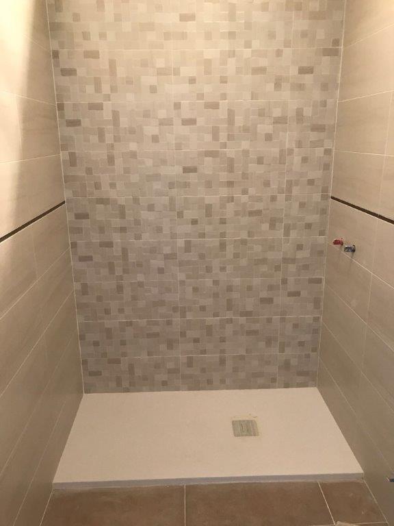 Trabajamos con los mejores proveedores de materiales para platos de ducha, mamparas, grifería y mobiliario para baño