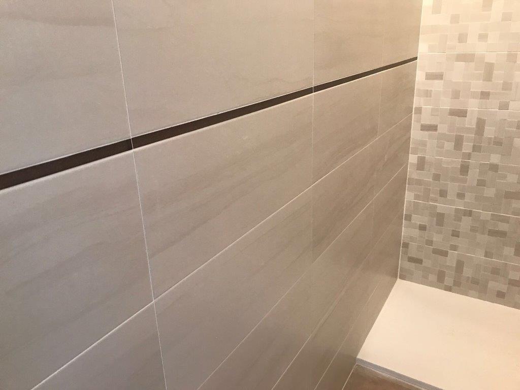 Expertos en reformas de baño Trabajamos con los mejores proveedores de materiales para platos de ducha, mamparas, grifería y mobiliario para baño