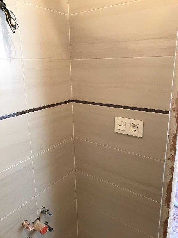 Expertos en reformas de baño Trabajamos con los mejores proveedores de materiales para platos de ducha, mamparas, grifería y mobiliario para baño