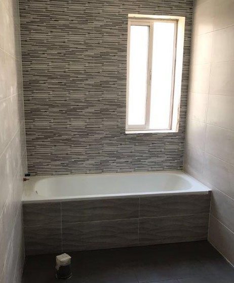 Trabajamos con los mejores proveedores y materiales para platos de ducha, mamparas, grifería y mobiliario para baño