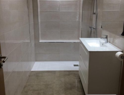 Baño reformado!! Cerámica imitación mármol con brillo ,limpio y luminoso.