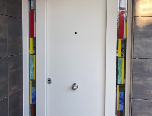 Panelado en puerta de vivenda, con Porcelanico laminado. Coverlam by Grespania