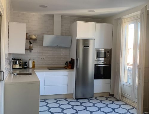 Revestimiento y suelo de cocina moderna